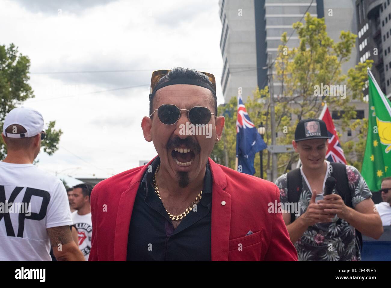 Melbourne, Australien. März 2021, 20th. Ein lautstarker Protestler ruft einen Gesang bei einer weltweiten Kundgebung für Freiheit gegen die COVID-19-Impfung auf. März 20, Melbourne, Australien. Quelle: Jay Kogler/Alamy Live News Stockfoto