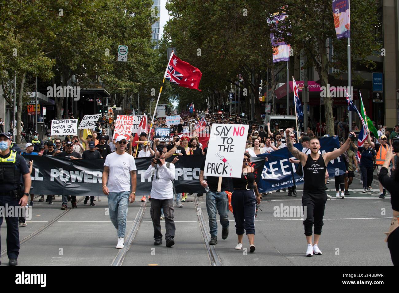 Melbourne, Australien 20. März 2021, Marchers gehen auf die Straße bei der Freedom Rally, die Teil einer Demonstration der geplanten "World Wide Rally for Freedom" war, die organisiert wurde, um Freiheit der Wahl, Rede und Bewegung zu fordern. Kredit: Michael Currie/Alamy Live Nachrichten Stockfoto