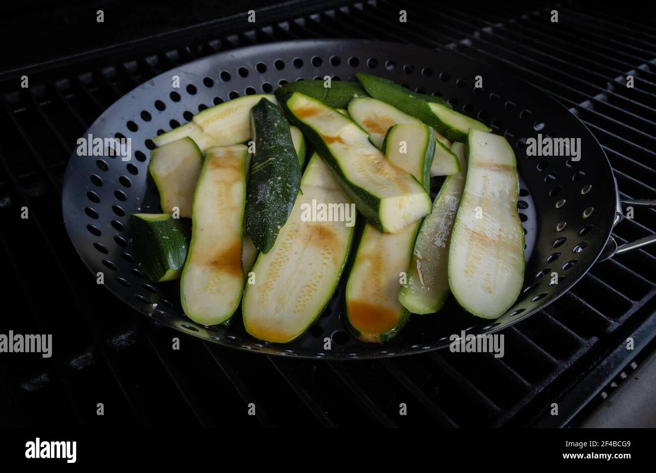 Zucchini-Obst auf einem grill gekocht. Gesunde vegetarische Ernährung kalorienarm Stockfoto