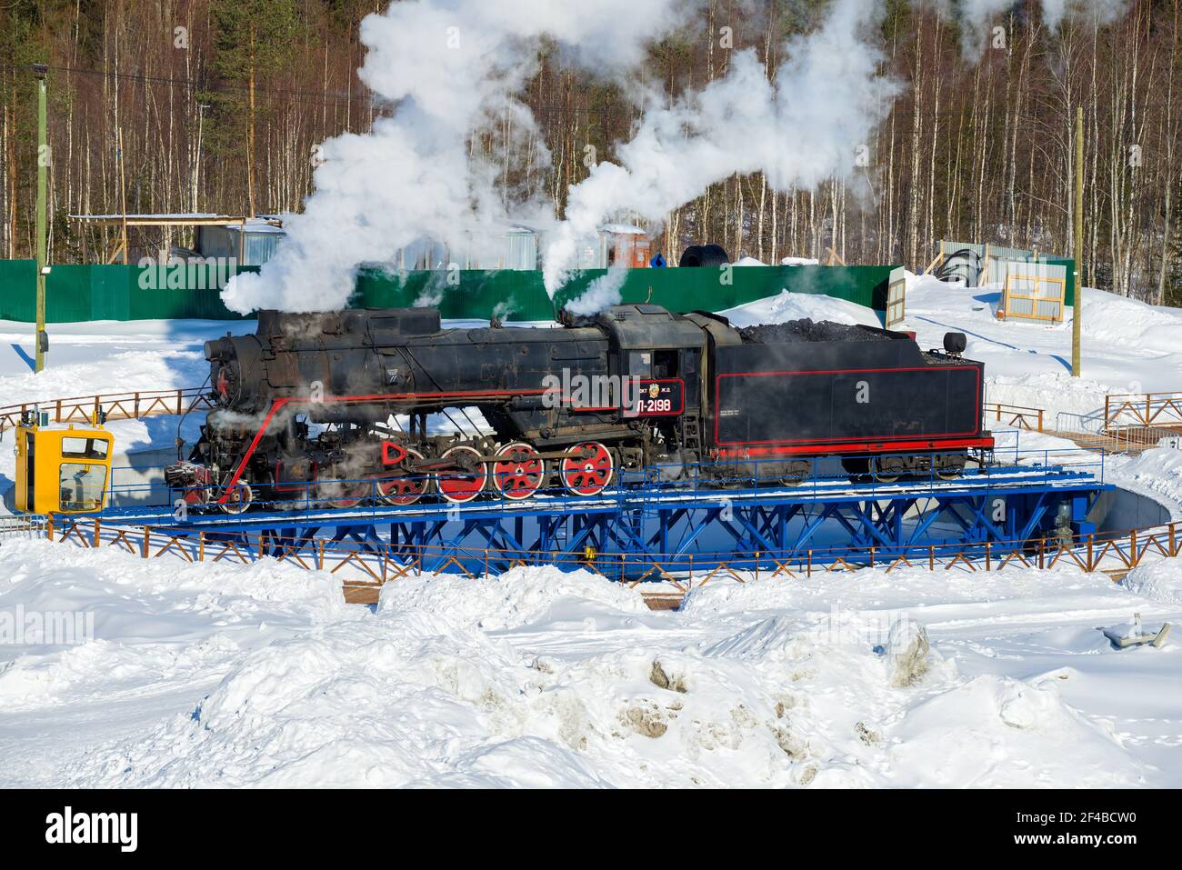 RUSKEALA, RUSSLAND - 10. MÄRZ 2021: Sowjetische Hauptlinie Güterdampflokomotive L-2198 auf dem Wendekreis im März Nachmittag. Ruskeala Stockfoto