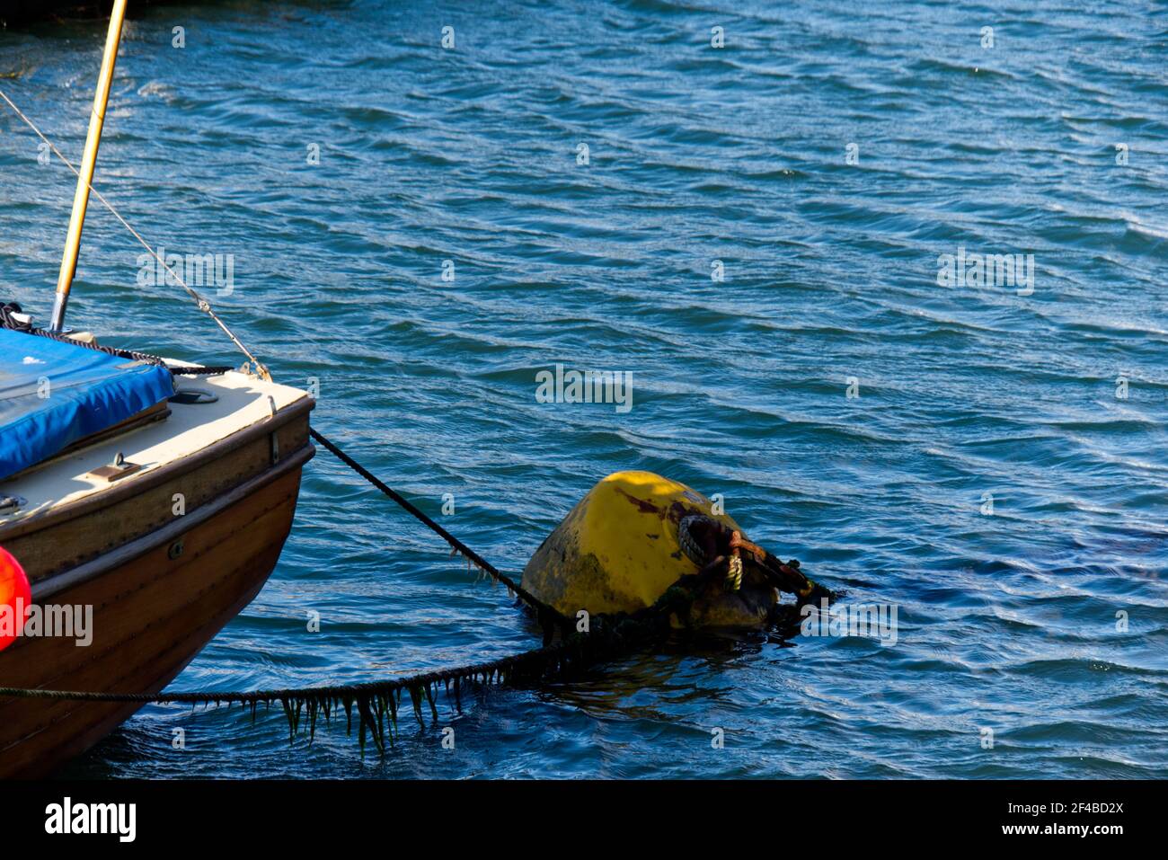 Interessante Perspektive einer alten Klinker gebauten Yacht auf einem stern zu Bug Anlegestelle mit einer Brise von hinten Stockfoto