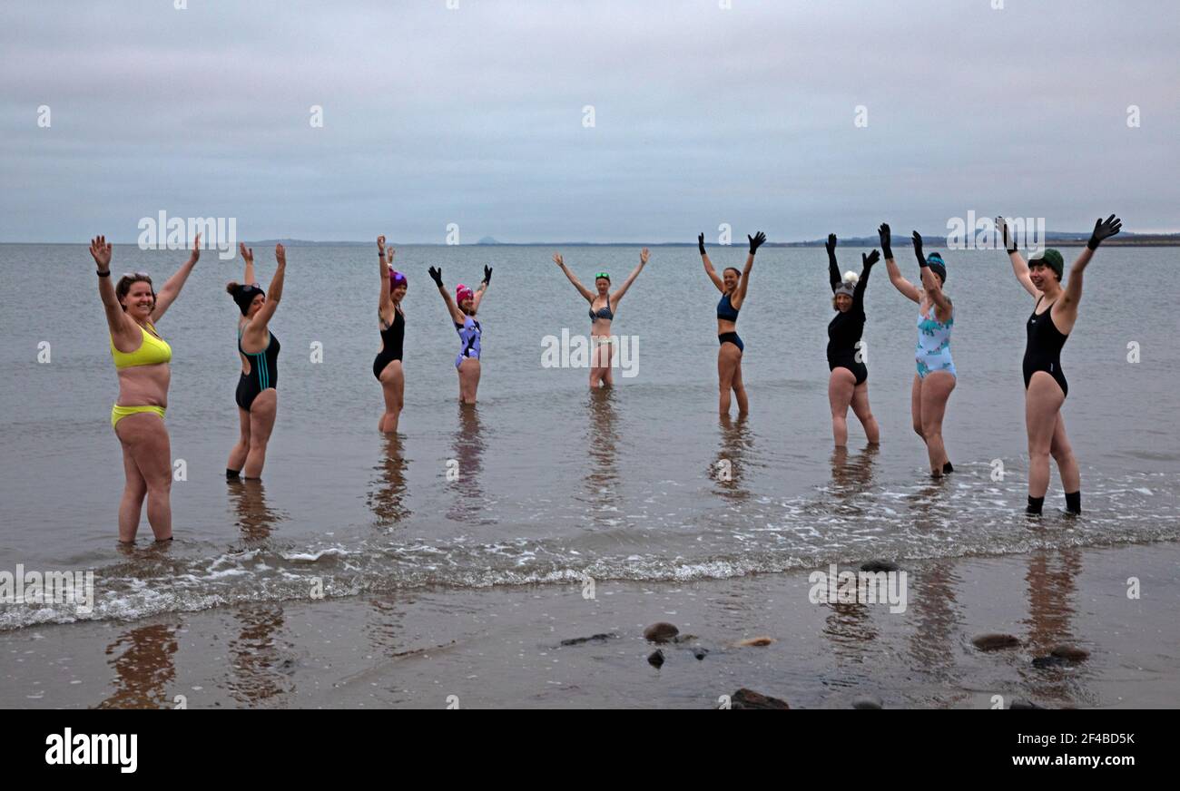 Portobello, Edinburgh, Schottland, Großbritannien. März 2021, 20th. Frühlings-Tagundnachtgleiche, während der Tagundnachtgleiche beträgt die Neigung der Erde (bezogen auf die Sonne) 0 Grad und wegen ihrer Dauer von Tag und Nacht sind sie am Tag der Tagundnachtgleiche fast gleich, d.h. 12 Stunden. Im Bild: Anna von WanderWomen Scotland führt im Firth of Forth eine Trainingseinheit zum Kaltwasserschwimmen mit sechs Frauen durch und schließt einen vollständigen Kreis seit Covid Lockdown im März 2020, als 17 Frauen Anna zu einem 'Spring Dip' beitraten. Sonne erschien nicht heute, aber diese Frauen genossen noch die frühmorgendliche exprerience. Quelle: Arch White/Alamy Live News Stockfoto