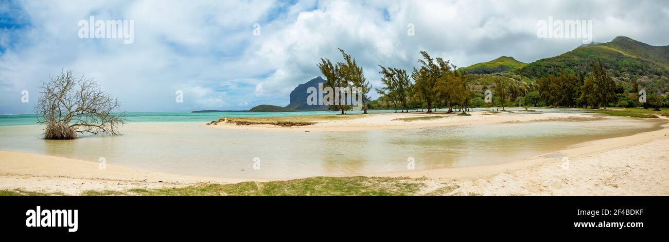Panorama des Strandes von Bai Du Cap im Süden der republik Mauritius gelegen. Stockfoto