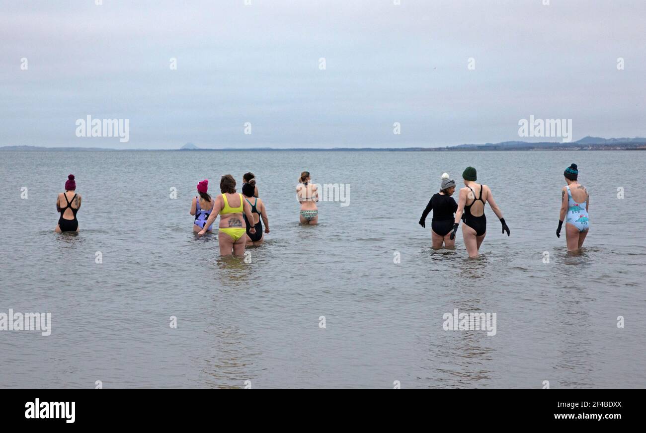 Portobello, Edinburgh, Schottland, Großbritannien. März 2021, 20th. Frühlings-Tagundnachtgleiche, während der Tagundnachtgleiche beträgt die Neigung der Erde (bezogen auf die Sonne) 0 Grad und wegen ihrer Dauer von Tag und Nacht sind sie am Tag der Tagundnachtgleiche fast gleich, d.h. 12 Stunden. Im Bild: Anna von WanderWomen Scotland führt im Firth of Forth eine Trainingseinheit zum Kaltwasserschwimmen mit sechs Frauen durch und schließt einen vollständigen Kreis seit Covid Lockdown im März 2020, als 17 Frauen Anna zu einem 'Spring Dip' beitraten. Sonne erschien nicht heute, aber diese Frauen genossen noch die frühmorgendliche exprerience. Quelle: Arch White/Alamy Live News Stockfoto