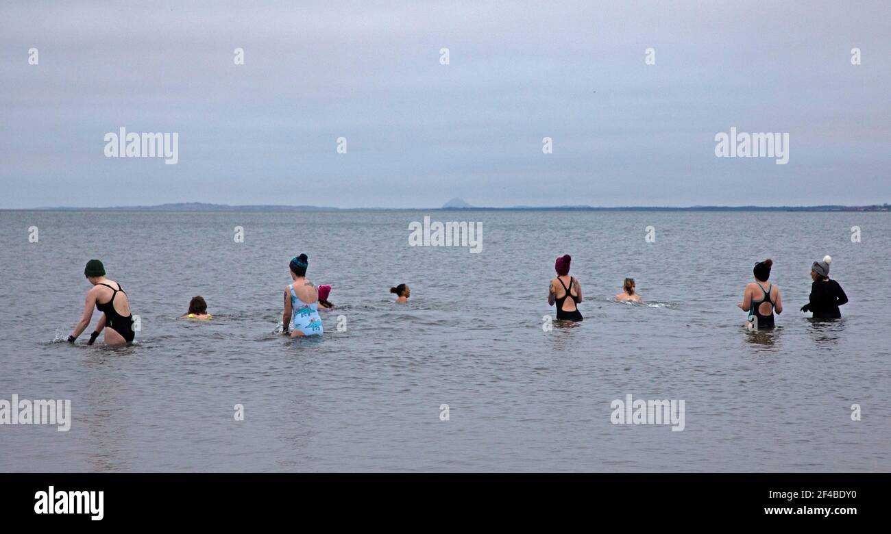 Portobello, Edinburgh, Schottland, Großbritannien. März 2021, 20th. Frühlings-Tagundnachtgleiche, während der Tagundnachtgleiche beträgt die Neigung der Erde (bezogen auf die Sonne) 0 Grad und wegen ihrer Dauer von Tag und Nacht sind sie am Tag der Tagundnachtgleiche fast gleich, d.h. 12 Stunden. Im Bild: Anna von WanderWomen Scotland führt im Firth of Forth eine Trainingseinheit zum Kaltwasserschwimmen mit sechs Frauen durch und schließt einen vollständigen Kreis seit Covid Lockdown im März 2020, als 17 Frauen Anna zu einem 'Spring Dip' beitraten. Sonne erschien nicht heute, aber diese Frauen genossen noch die frühmorgendliche exprerience. Quelle: Arch White/Alamy Live News Stockfoto