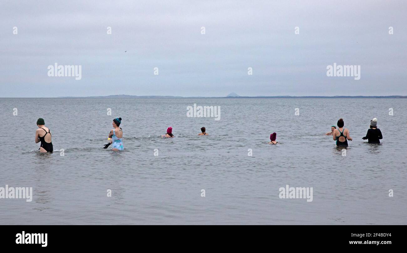 Portobello, Edinburgh, Schottland, Großbritannien. März 2021, 20th. Frühlings-Tagundnachtgleiche, während der Tagundnachtgleiche beträgt die Neigung der Erde (bezogen auf die Sonne) 0 Grad und wegen ihrer Dauer von Tag und Nacht sind sie am Tag der Tagundnachtgleiche fast gleich, d.h. 12 Stunden. Im Bild: Anna von WanderWomen Scotland führt im Firth of Forth eine Trainingseinheit zum Kaltwasserschwimmen mit sechs Frauen durch und schließt einen vollständigen Kreis seit Covid Lockdown im März 2020, als 17 Frauen Anna zu einem 'Spring Dip' beitraten. Sonne erschien nicht heute, aber diese Frauen genossen noch die frühmorgendliche exprerience. Quelle: Arch White/Alamy Live News Stockfoto