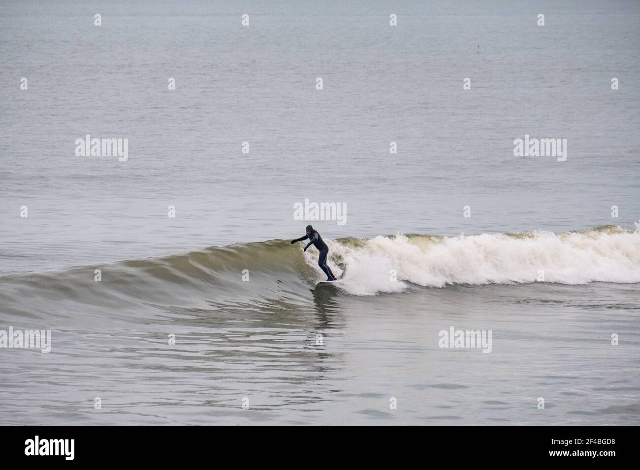Surfer genießen die Wellen in Aberystwyth, Wales. Stockfoto