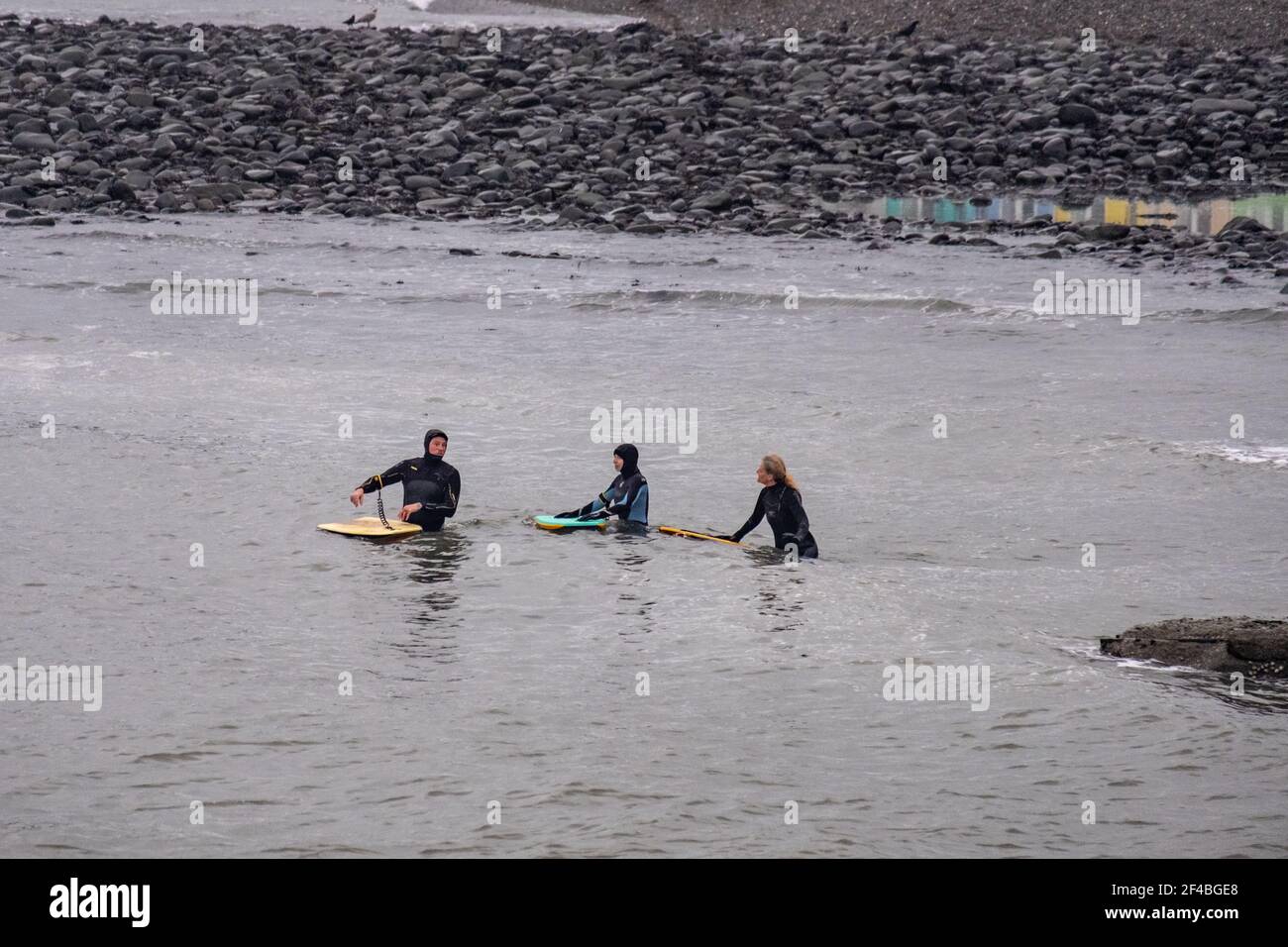 Surfer genießen die Wellen in Aberystwyth, Wales. Stockfoto