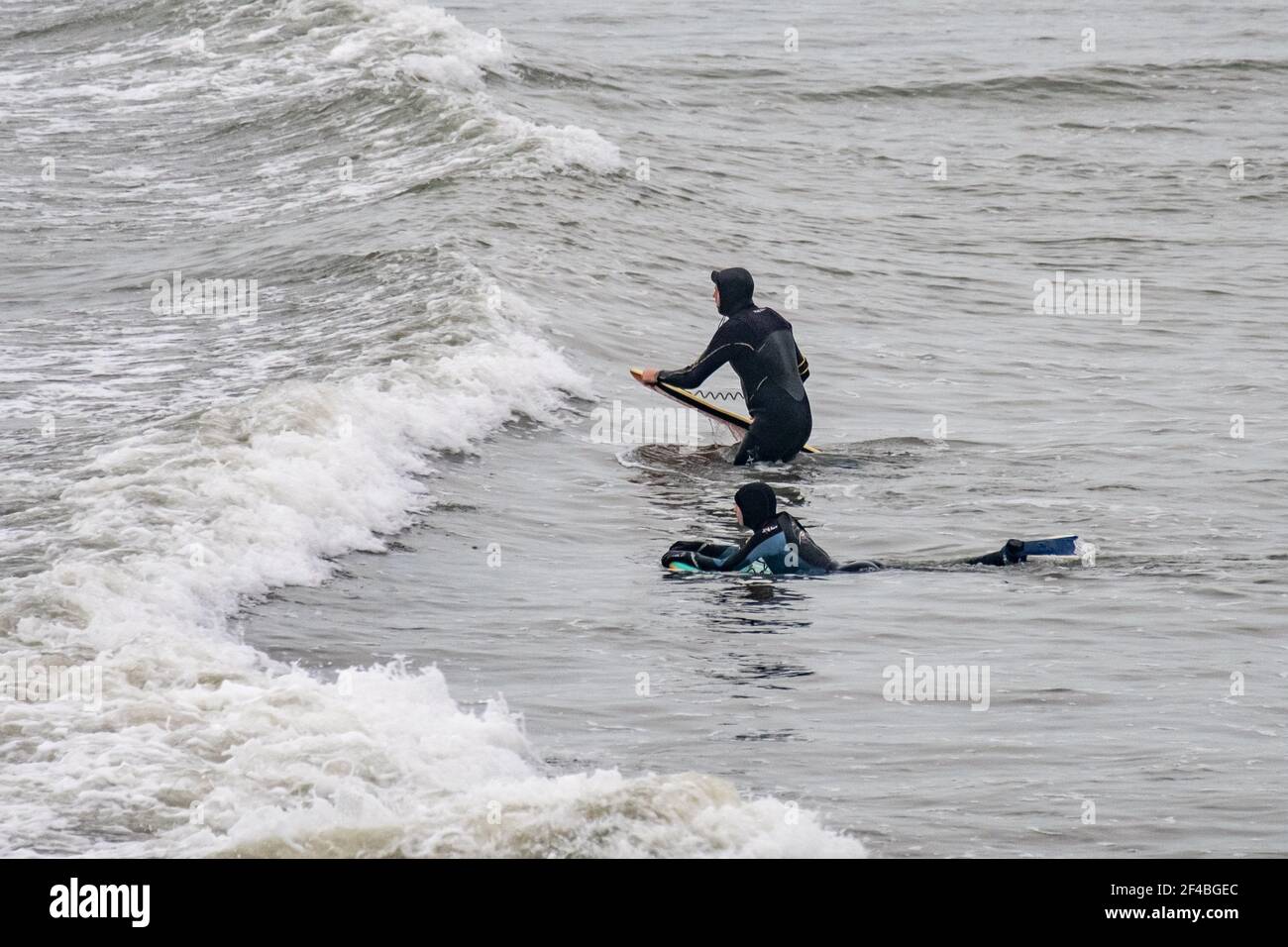 Surfer genießen die Wellen in Aberystwyth, Wales. Stockfoto