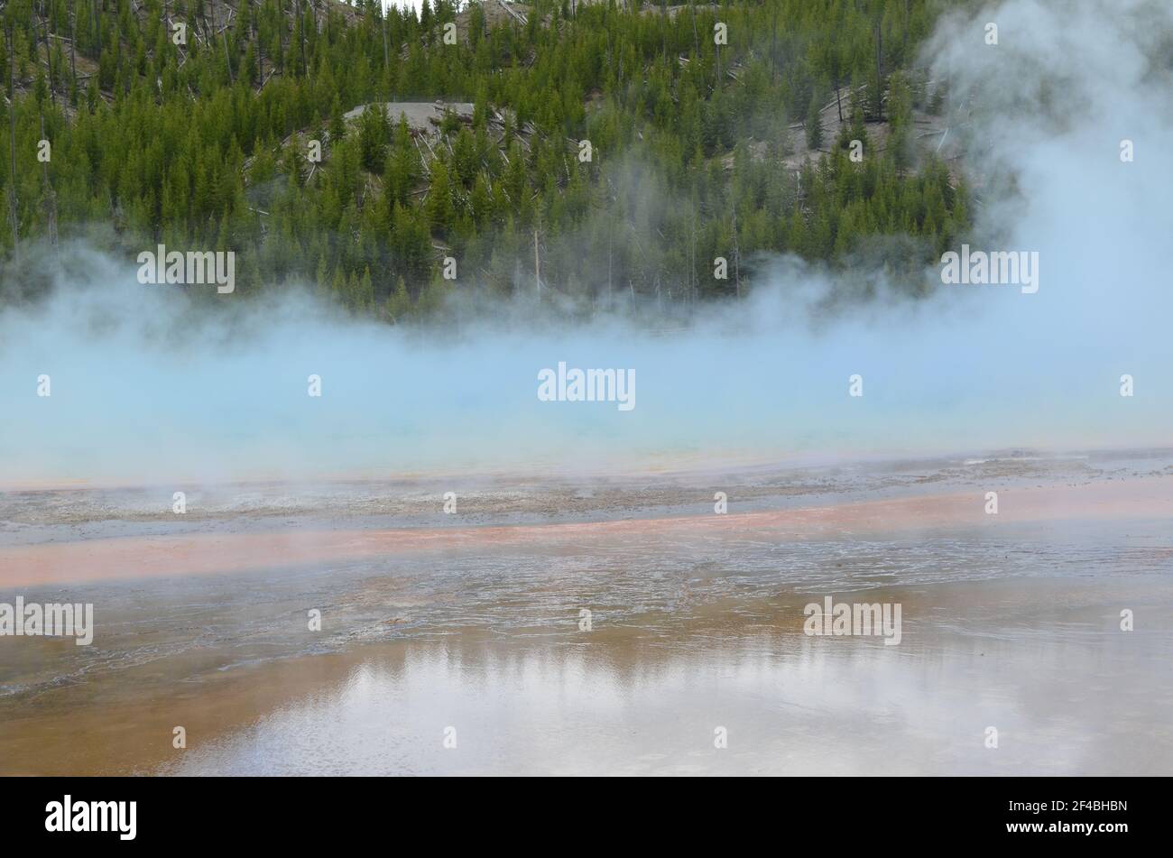 Spätfrühling im Yellowstone-Nationalpark: Im Zentrum des Grand Prismatic Spring der Excelsior Group im Midway Geyser Basin werden Farben erblickt Stockfoto