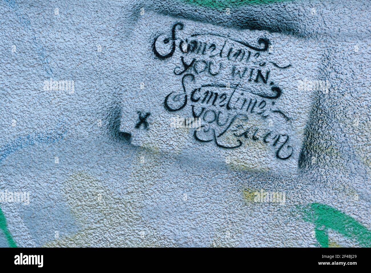 Schablonen-Graffiti an einer Hauswand - irgendwann gewinnt man, mal lernt man, Hamburg, Deutschland. Stockfoto