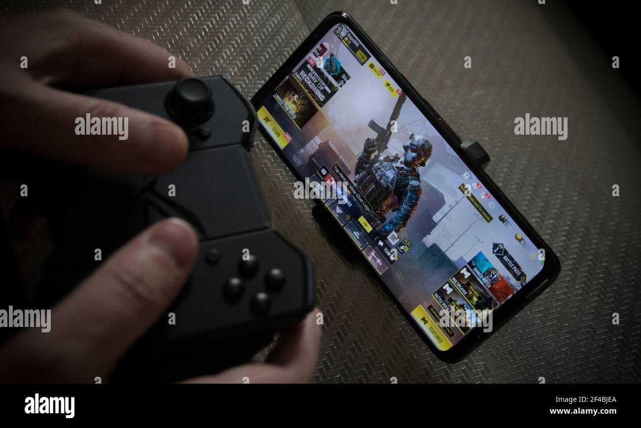 Belgrad, Serbien 19th. März 2021: Ein Mann spielt Call of Duty Mobile auf Asus ROG Phone 5 Stockfoto