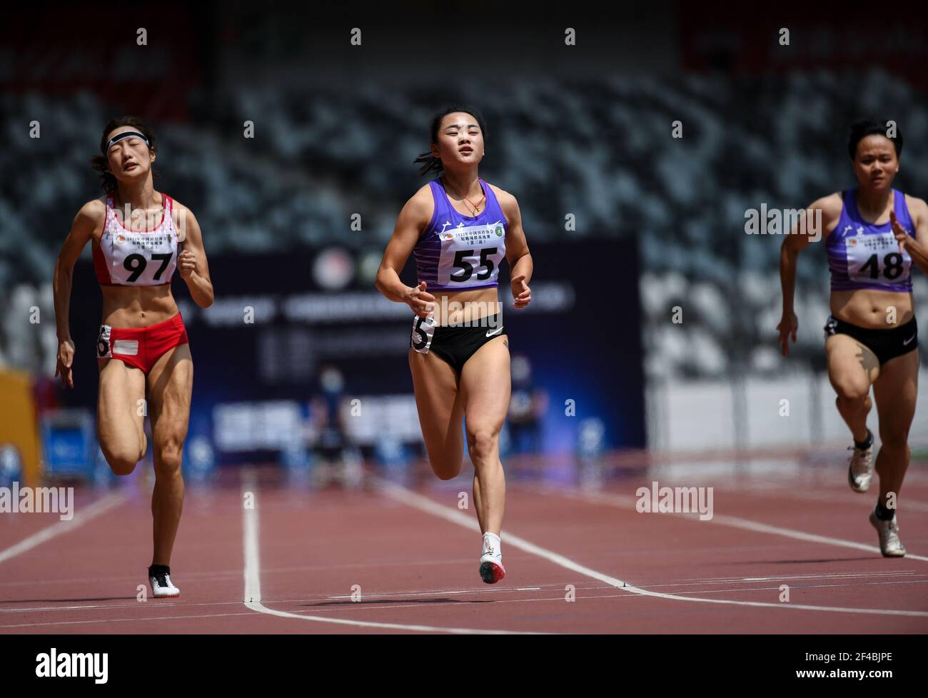 Shenzhen, Chinas Provinz Guangdong. März 2021, 20th. Liang Xiaojing (C) aus Guangdong tritt beim Finale der Frauen 100m beim Sprint-Rennen der Chinesischen Leichtathletik-Vereinigung (CAA) in Shenzhen, südchinesische Provinz Guangdong, am 20. März 2021 an. Quelle: Mao Siqian/Xinhua/Alamy Live News Stockfoto