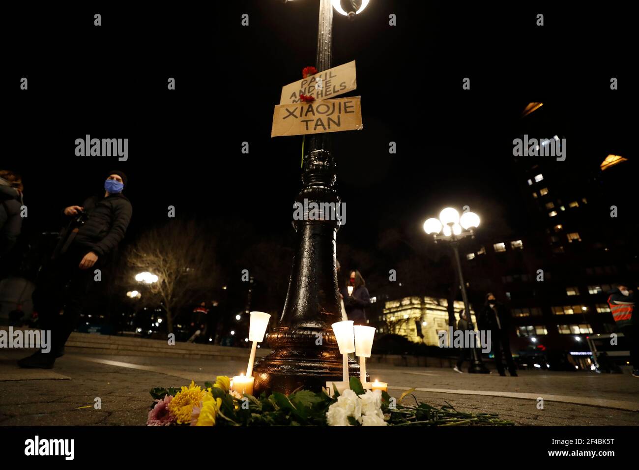 Blumen, Kerzen und Plakate werden während der Friedensvigil zu Ehren der Opfer von Angriffen auf Asiaten auf dem Union Square in der Nähe des Namens eines Opfers hinterlassen. Vor drei Tagen wurden acht Menschen in den Heilbädern in der Umgebung von Atlanta getötet, sechs davon waren Asiaten, was Empörung und Angst in der asiatischen Gemeinschaft verursachte. Stockfoto