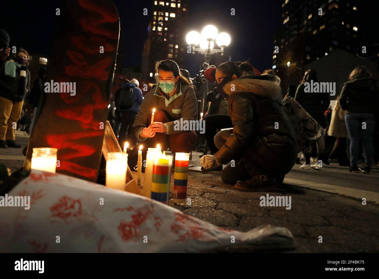 Menschen zünden während einer Friedenswache Kerzen an, um die Opfer von Angriffen auf Asiaten auf dem Union Square zu ehren. Vor drei Tagen wurden acht Menschen in den Heilbädern in der Umgebung von Atlanta getötet, sechs davon waren Asiaten, was Empörung und Angst in der asiatischen Gemeinschaft verursachte. Stockfoto