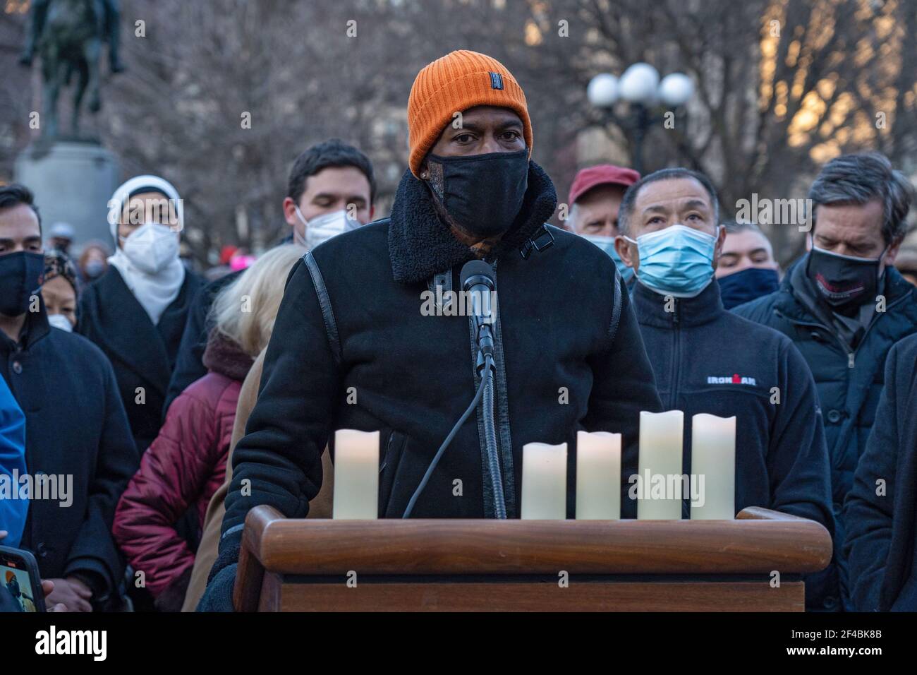 Jumaane Williams spricht bei einer Friedensmahnwache zu Ehren der Opfer von Angriffen auf Asiaten im Union Square Park.am 16th. März wurden acht Menschen in drei Spa-Einrichtungen in Atlanta, Georgia, getötet, von denen sechs asiatische Frauen waren, bei einem Angriff, der Terror durch die asiatische Gemeinschaft schickte. Stockfoto