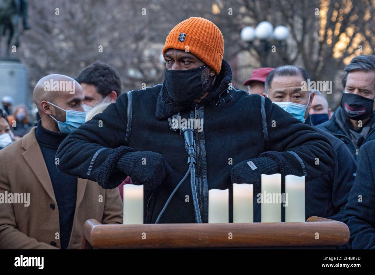 Jumaane Williams spricht bei einer Friedensmahnwache zu Ehren der Opfer von Angriffen auf Asiaten im Union Square Park.am 16th. März wurden acht Menschen in drei Spa-Einrichtungen in Atlanta, Georgia, getötet, von denen sechs asiatische Frauen waren, bei einem Angriff, der Terror durch die asiatische Gemeinschaft schickte. Stockfoto