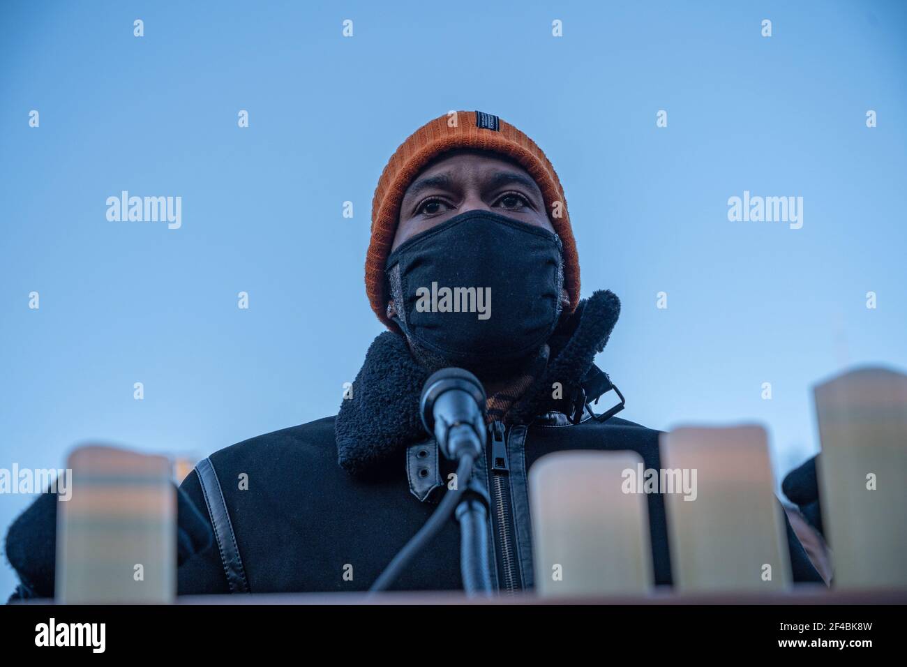 Jumaane Williams spricht bei einer Friedensmahnwache zu Ehren der Opfer von Angriffen auf Asiaten im Union Square Park.am 16th. März wurden acht Menschen in drei Spa-Einrichtungen in Atlanta, Georgia, getötet, von denen sechs asiatische Frauen waren, bei einem Angriff, der Terror durch die asiatische Gemeinschaft schickte. Stockfoto