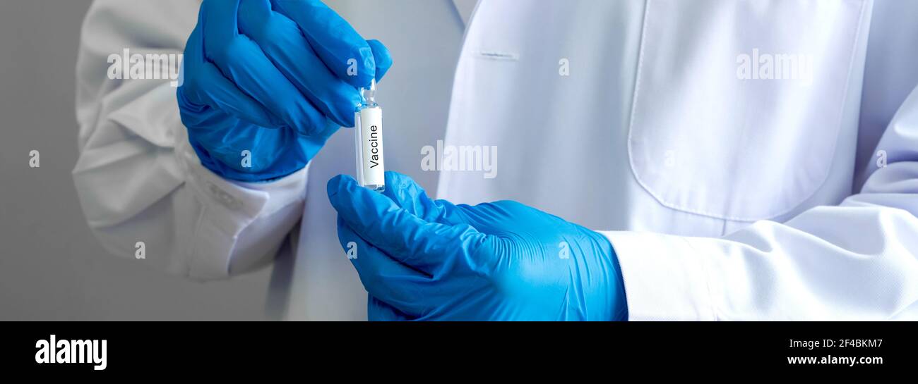 Flasche Impfstoff in der Hand der Forscher. Coronavirus Disease 2019 Testverfahren in einem Labor. Nahaufnahme Stockfoto