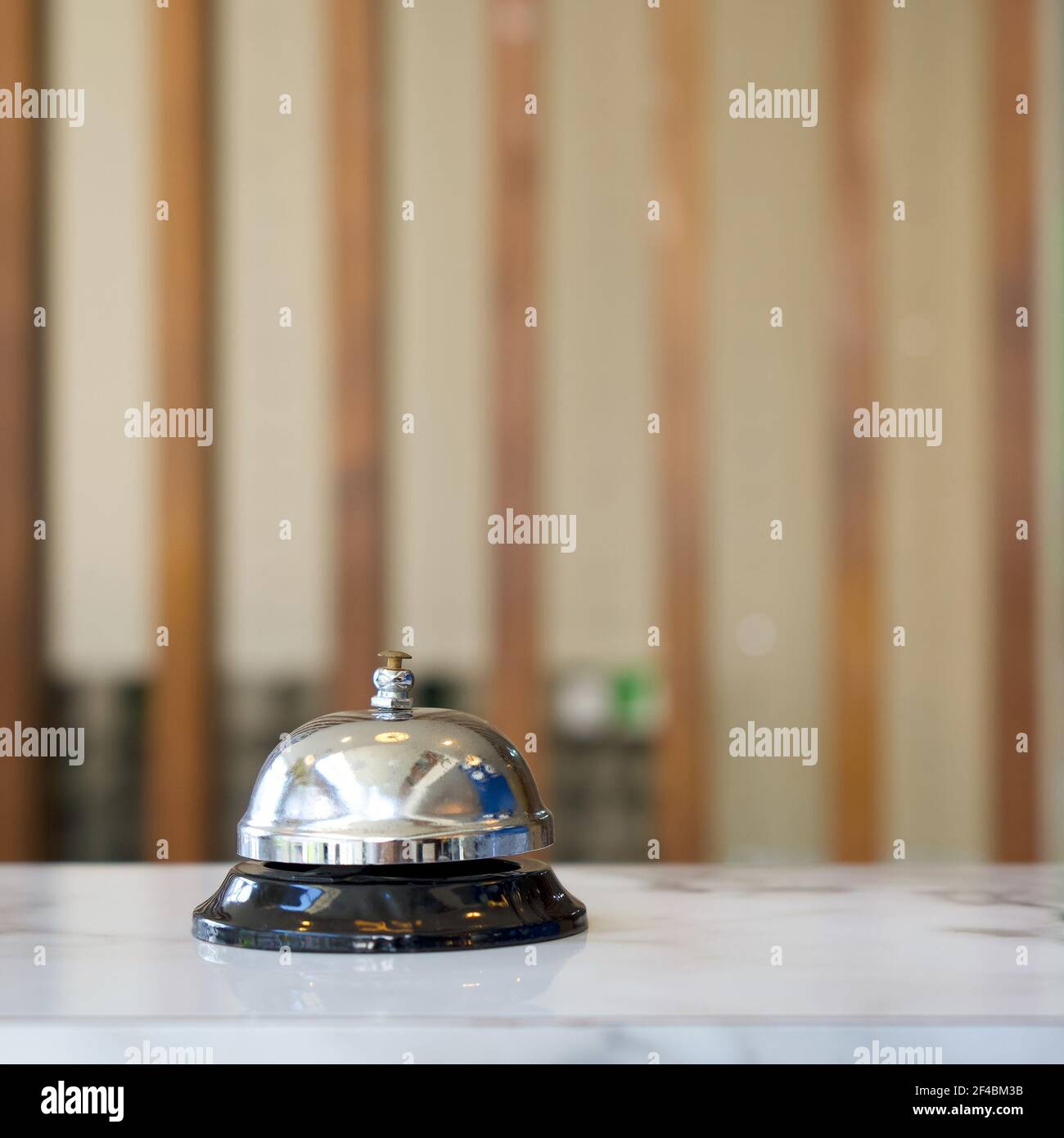 Nahaufnahme einer silbernen Service-Glocke an der Rezeption des Hotels. Stockfoto