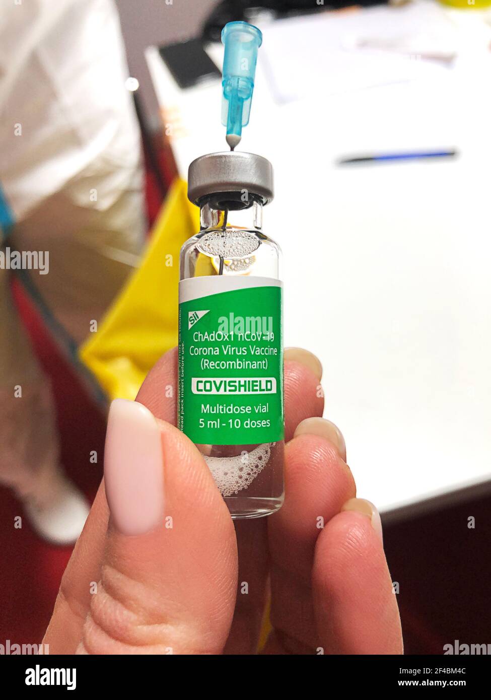 Kiew, Ukraine. 19. März 2021. Während der Impfkampagne gegen das Coronavirus (COVID-19) in einem Krankenhaus in Kiew hält ein Impfer eine Dosis des COVID-19-Impfstoffes COVISHIELD von Oxford-AstraZeneca. Covid-19 oder Coronavirus-Impfstoff-Konzept. Nahaufnahme. Stockfoto
