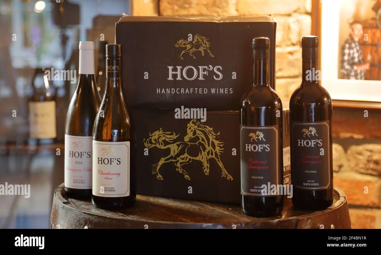 Der Wein des South African Hof wird in einer Weinbar in Henley-on-Thames, Großbritannien, angeboten Stockfoto