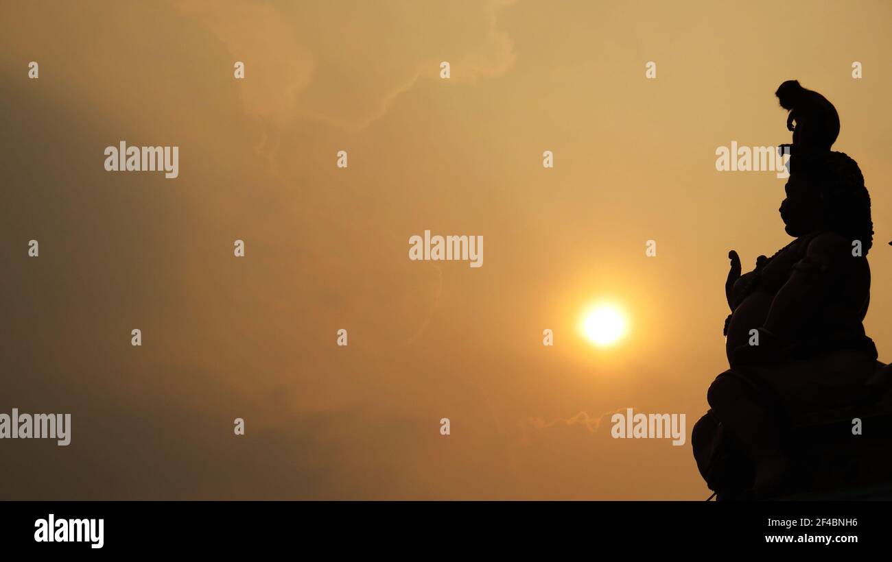 Hinduistische Statuen in Silhouette bei Sonnenuntergang : Religiöse Statuen in Batu Caves, eine Stätte von Hindu-Höhlentempel und Schrein Stockfoto