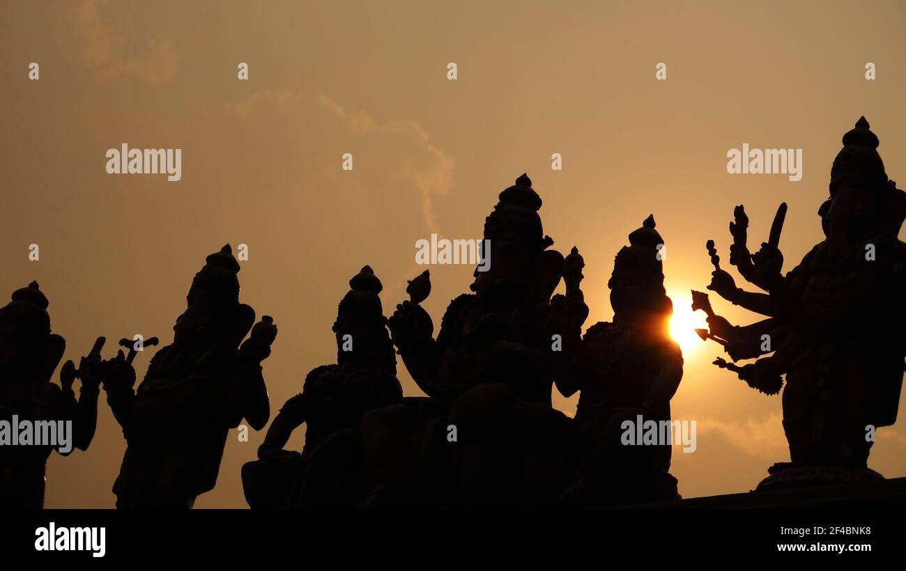 Hinduistische Statuen in Silhouette bei Sonnenuntergang : Religiöse Statuen in Batu Caves, eine Stätte von Hindu-Höhlentempel und Schrein Stockfoto