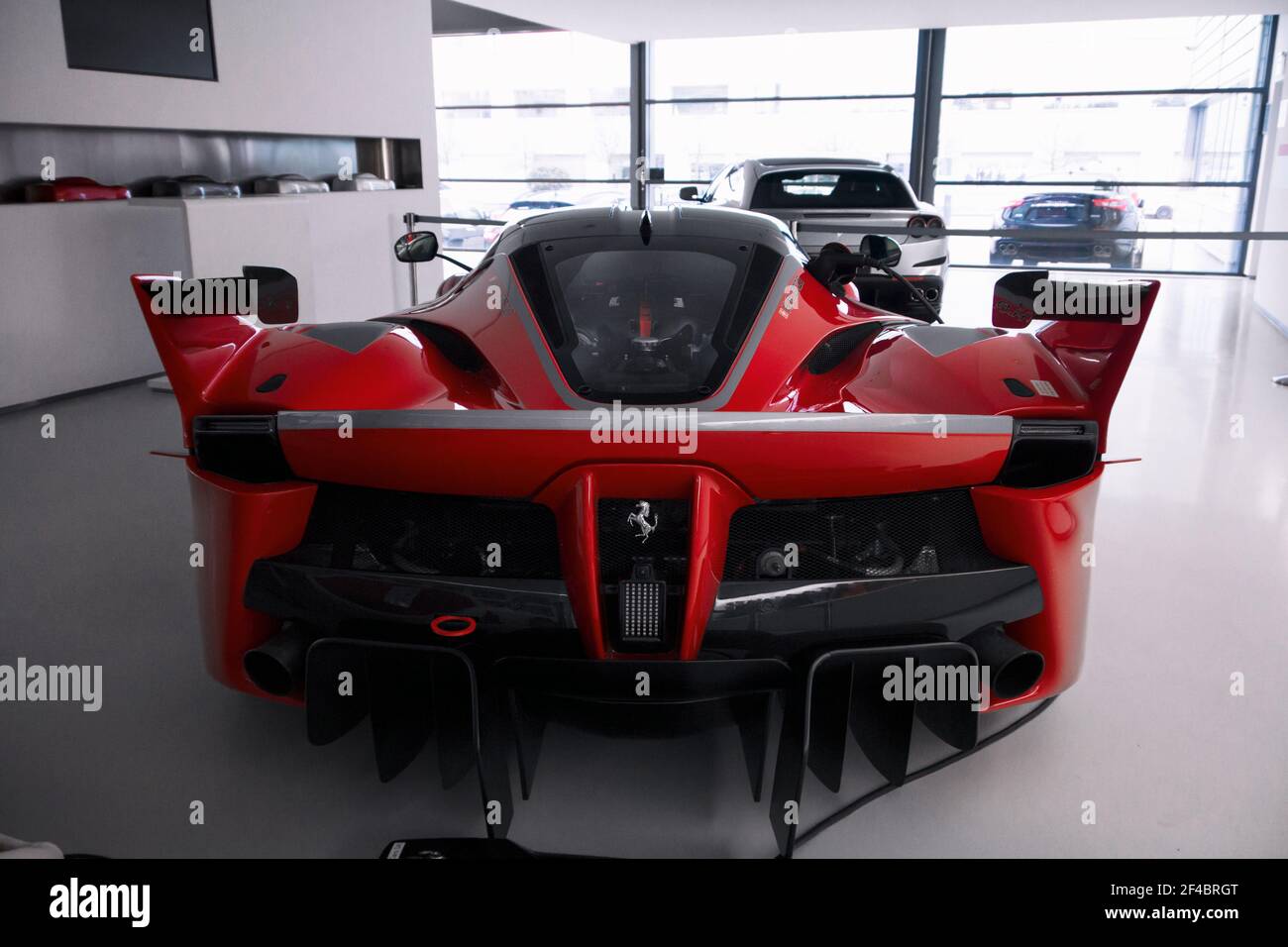Red Ferrari Fxx K Moderner Supersportwagen Ausgestellt In Einem Autohaus In Einem Vorort Von Genf Schweiz Stockfotografie Alamy