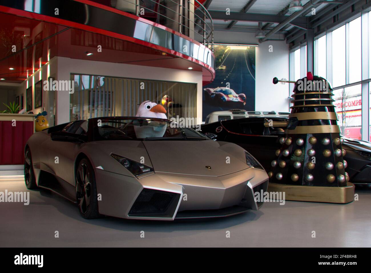 Grauer Lamborghini Reventon Roadster einzigartiger moderner Supersportwagen, der in einem Luxuswagenhändler in einem Vorort von London, England, ausgestellt wird. Stockfoto