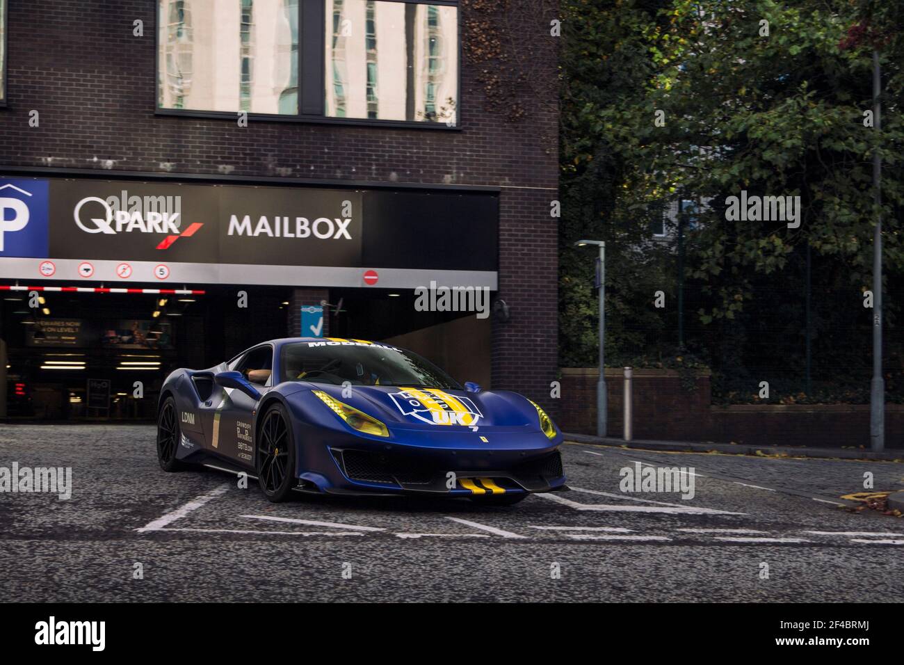 Blau matt mit gelben Streifen Ferrari 488 Pista moderner Supersportwagen auf einer Straße im Zentrum von Birmingham, England. Stockfoto