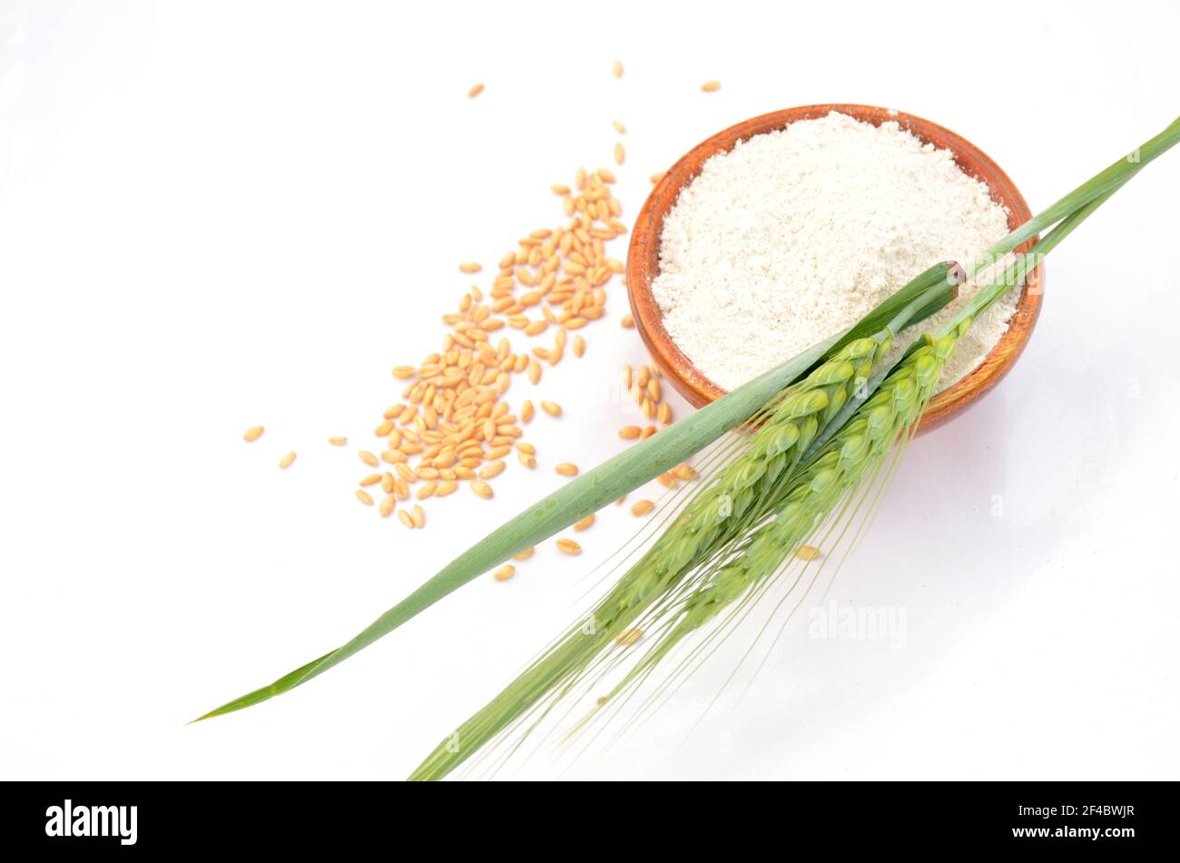 Eine grüne Weizenstich mit Getreide und Weizenmehl in Eine Schüssel isoliert auf weißem Hintergrund Stockfoto