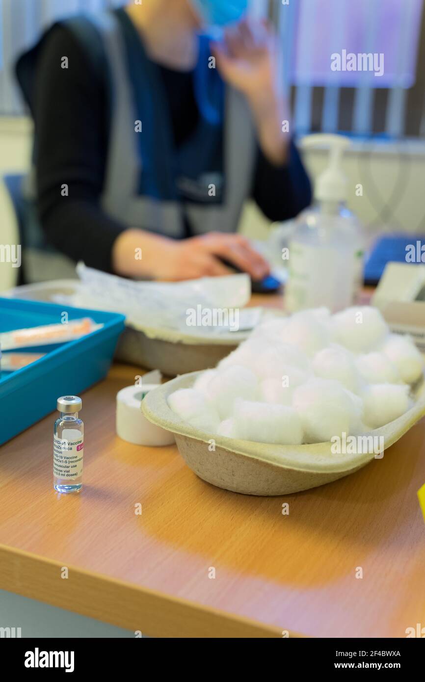 AstraZeneca-Impfstoff in 5ml Flaschen auf dem Schreibtisch vor Krankenschwester zur Injektion während des covid-19 Pandemieimpfungsprogramms in England Stockfoto