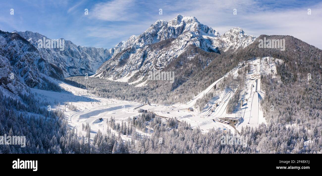 Luftaufnahme der Schanze in Planica, Slowenien bei Ratece bei Kranjska gora im Winter mit Schnee. Stockfoto