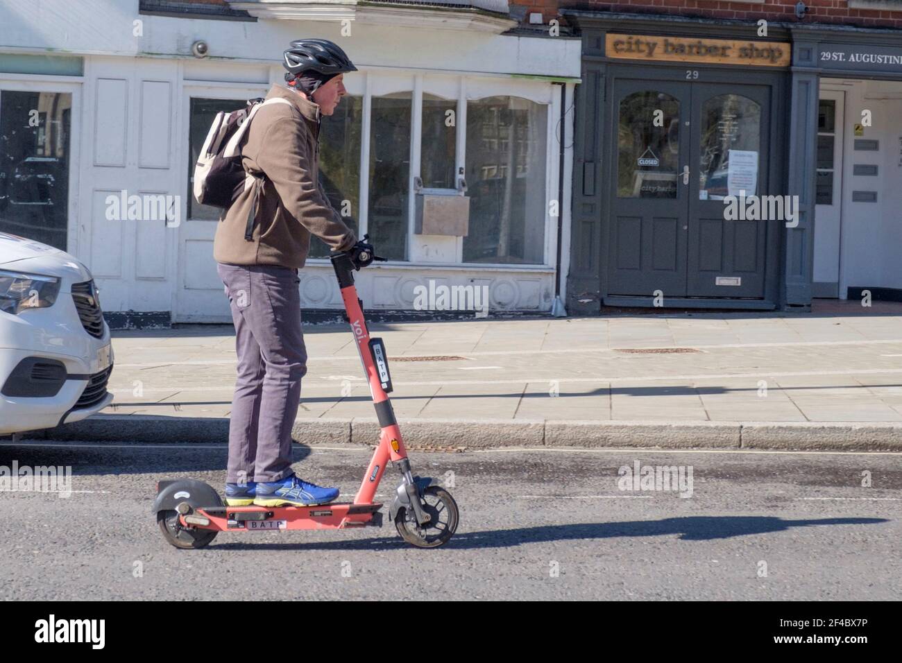 Mann auf einem E-Scooter im Zentrum von Bristol Stockfoto