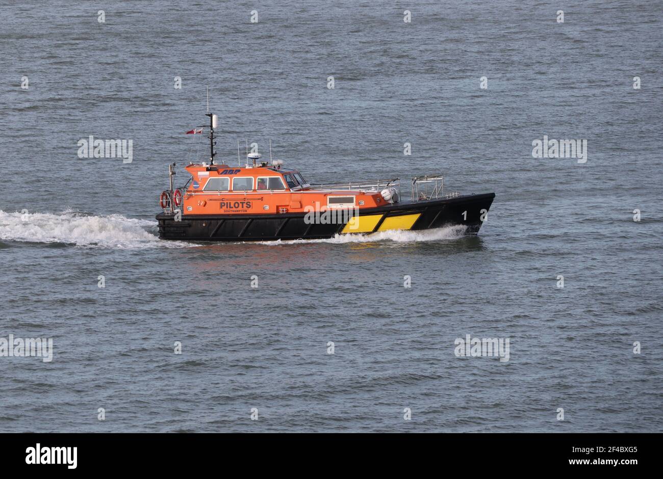 Das zugehörige British Ports (ABP)-Pilotschiff HAMWIC, das in Betrieb ist Der Solent Stockfoto