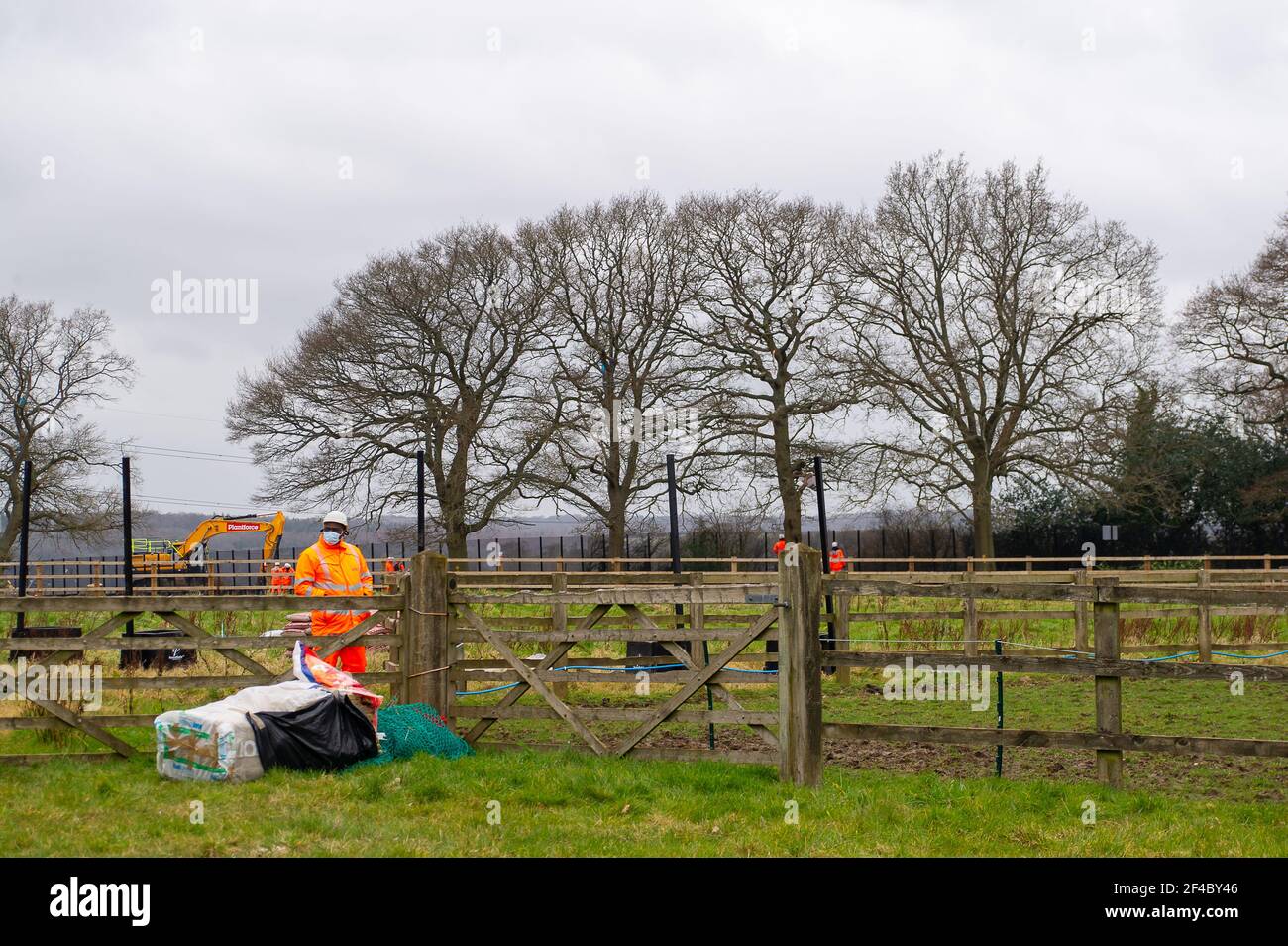 Great Missenden, Buckinghamshire, Großbritannien. März 2021, 18th. HS2 haben drei Eichen in der Leather Lane zerstört und weitere für eine temporäre Haul Straße folgen, obwohl es Fledermauslöcher in den Bäumen gibt und es ist die Vogelnistzeit. HS2 Security und NET Gerichtsvollzieher sind in den Feldern neben den Oaks 24/7 und einschüchternde Anwohner. Die High Speed 2 Bahnverbindung von London nach Birmingham ist eine riesige Narbe über die Chilterns, die eine AONB ist. Knapp 40.000 Menschen haben eine Petition zur Rettung von Leather Lane Oaks aus dem Jahr HS2 unterzeichnet. Quelle: Maureen McLean/Alamy Stockfoto