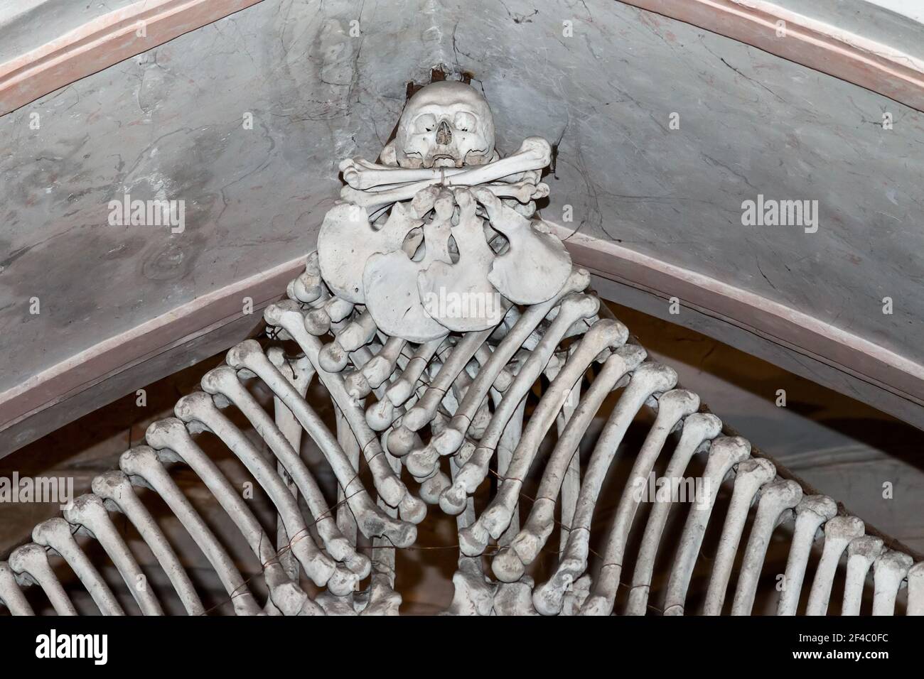 Kutna Hora, Tschechische Republik, 19. Februar 2014: Detail einer Dekoration aus Knochen im Beinhaus in Sedlec in Kutna Hora Stockfoto