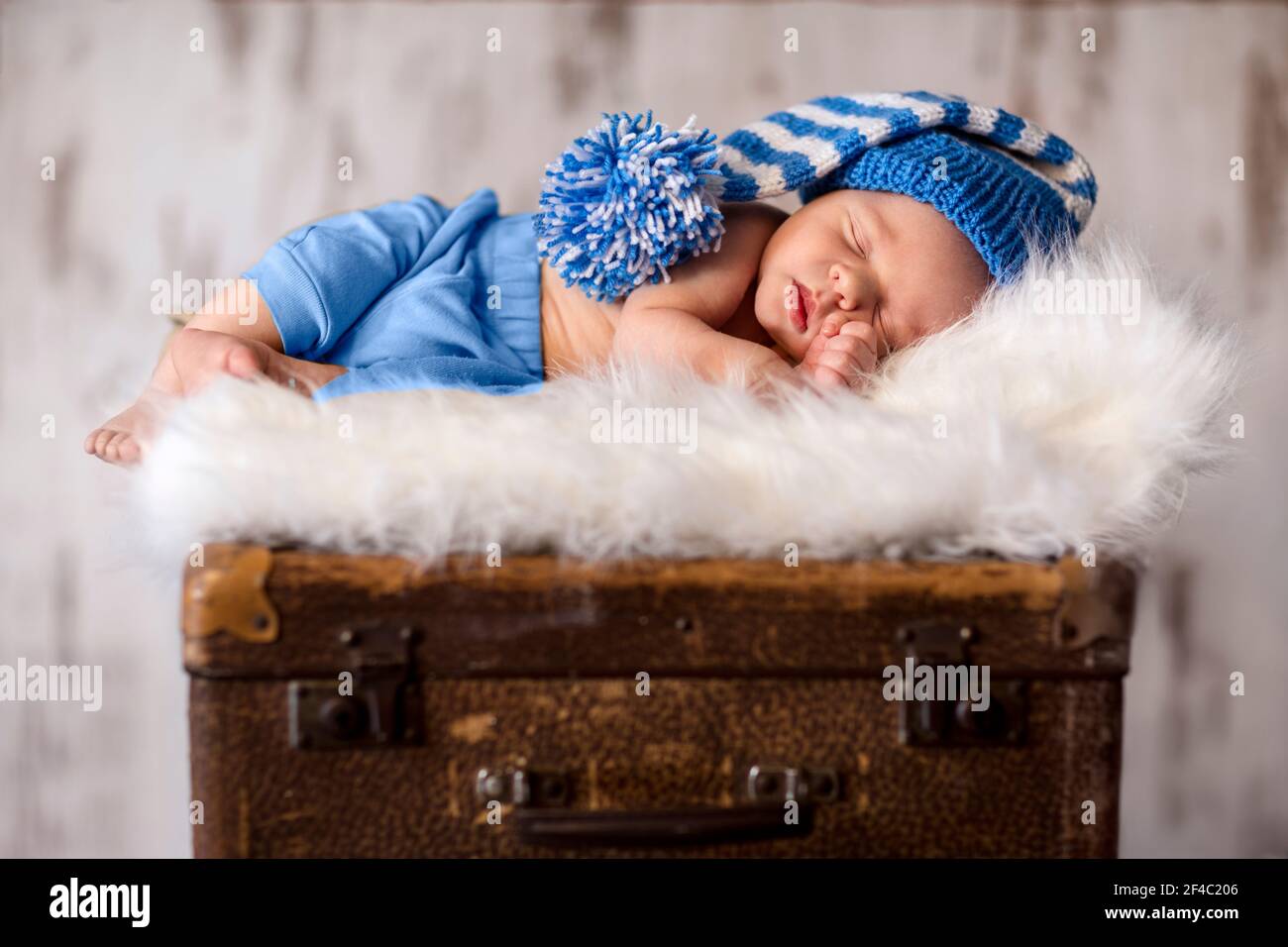 Schlafen neugeborenes Baby auf weiche weiße Decke Stockfoto