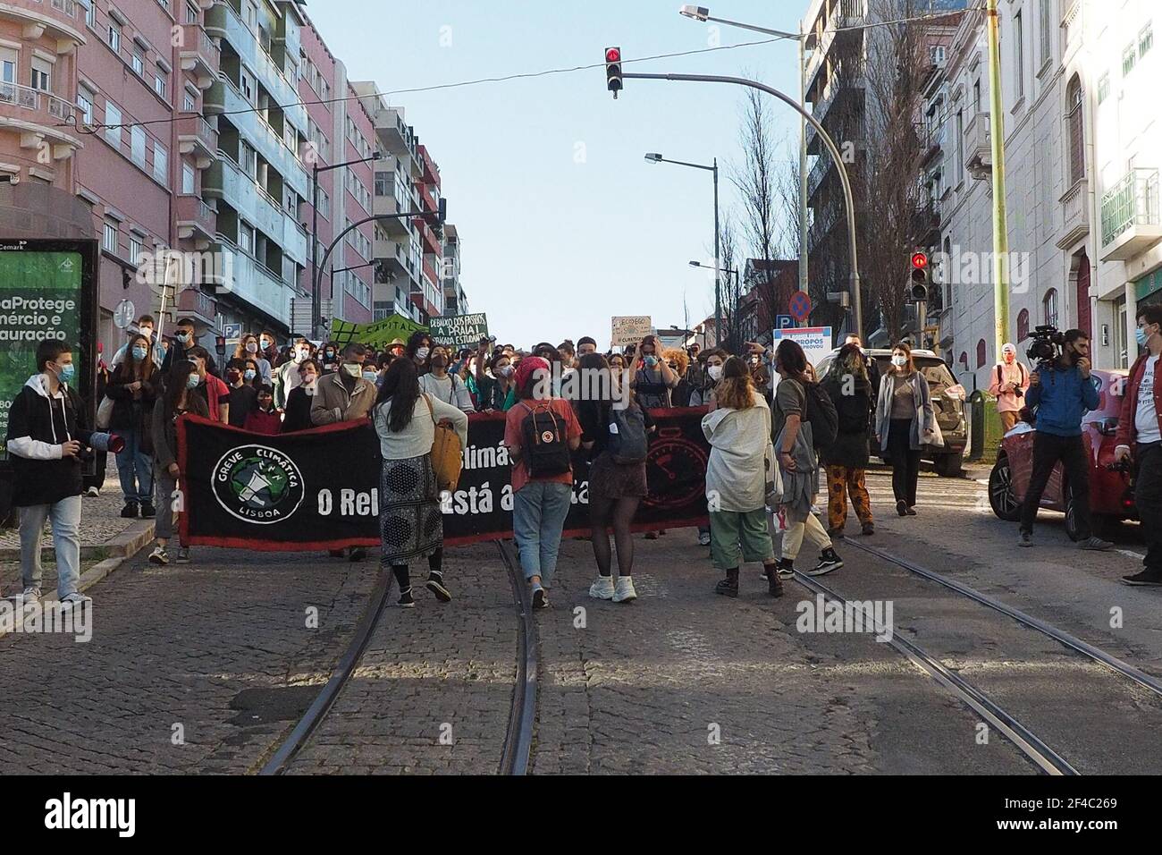 Lissabon, Portugal. März 2021, 19th. Hunderte von jungen Menschen fordern die Schaffung von Arbeitsplätzen für das Klima in den Schlüsselsektoren, die die Emissionen verringern und die Schließung der am stärksten verschmutzenden Infrastrukturen gewährleisten, und garantieren den Schutz traditioneller Arbeitsplätze in Lissabon, Portugal, am 19. März 2021. (Foto: Luis Nunes/Sipa USA) Quelle: SIPA USA/Alamy Live News Stockfoto