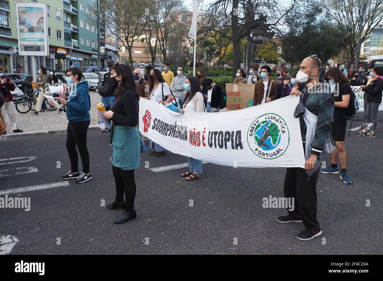 Lissabon, Portugal. März 2021, 19th. Hunderte von jungen Menschen fordern die Schaffung von Arbeitsplätzen für das Klima in den Schlüsselsektoren, die die Emissionen verringern und die Schließung der am stärksten verschmutzenden Infrastrukturen gewährleisten, und garantieren den Schutz traditioneller Arbeitsplätze in Lissabon, Portugal, am 19. März 2021. (Foto: Luis Nunes/Sipa USA) Quelle: SIPA USA/Alamy Live News Stockfoto