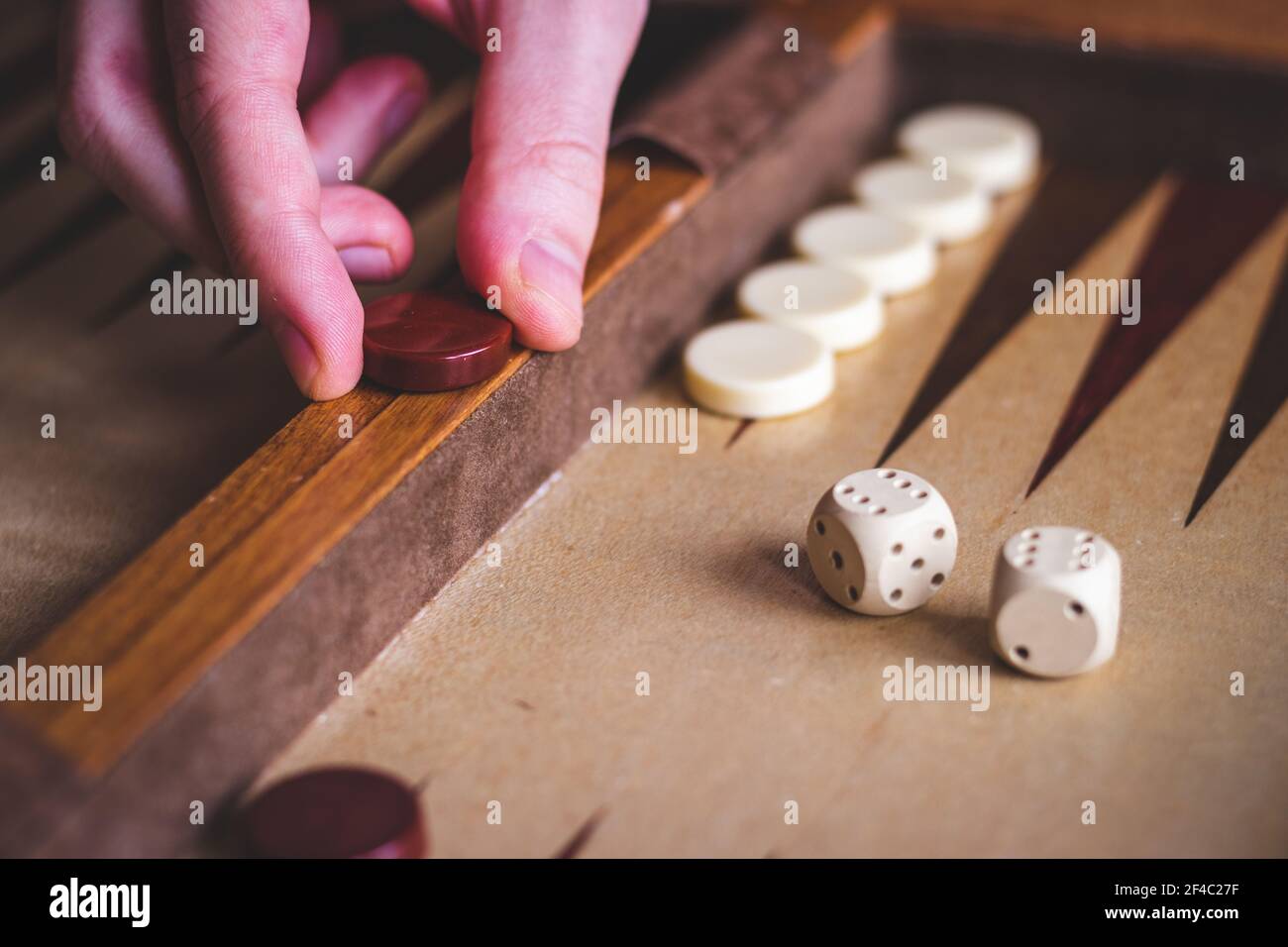 Backgammon-Spiel spielen. Mann spielen Brettspiel. Würfel auf Holzbrett Stockfoto