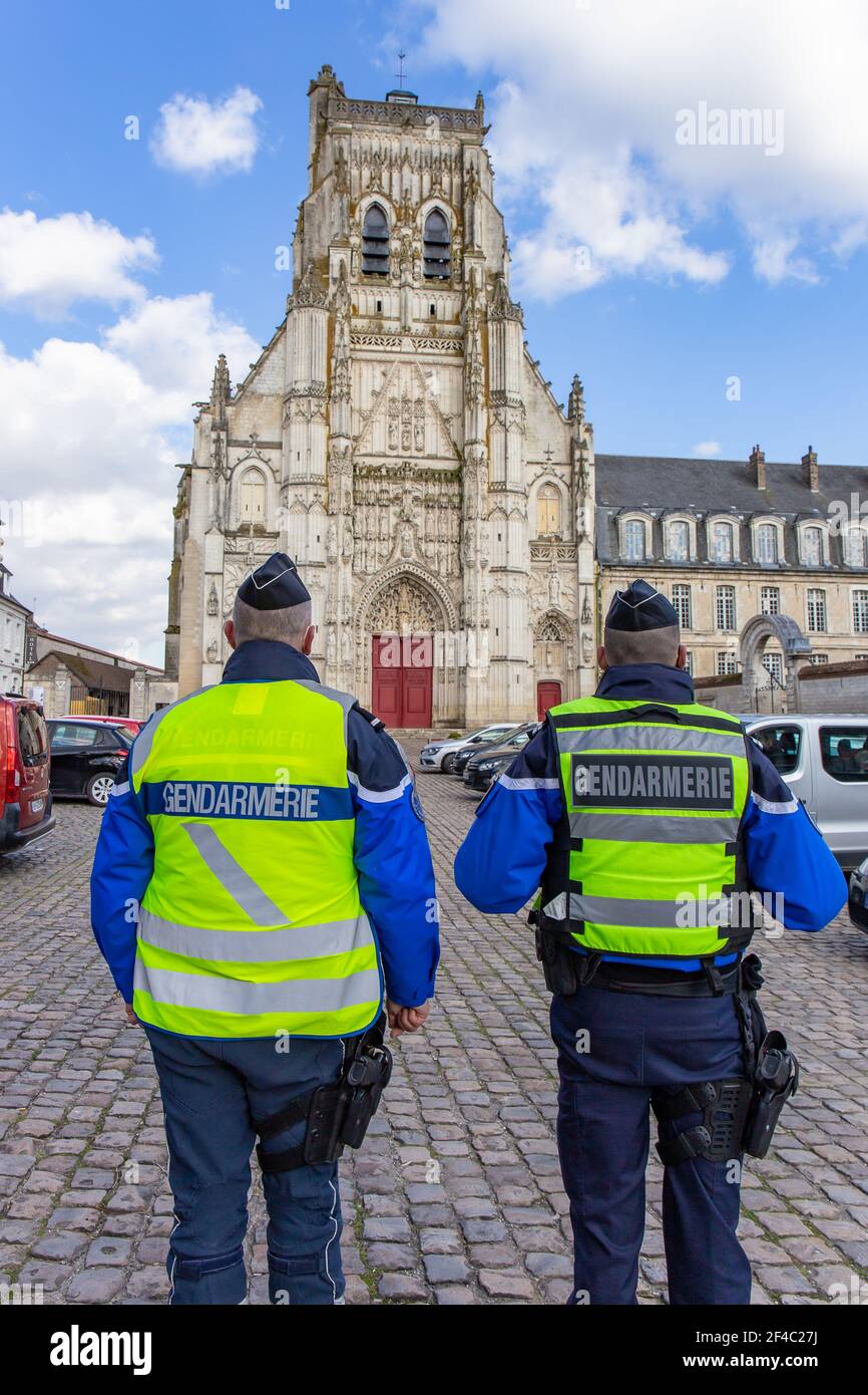 Zwei französische Polizisten patrouillieren neben der Abtei von St.Riquier, Somme, Frankreich Stockfoto