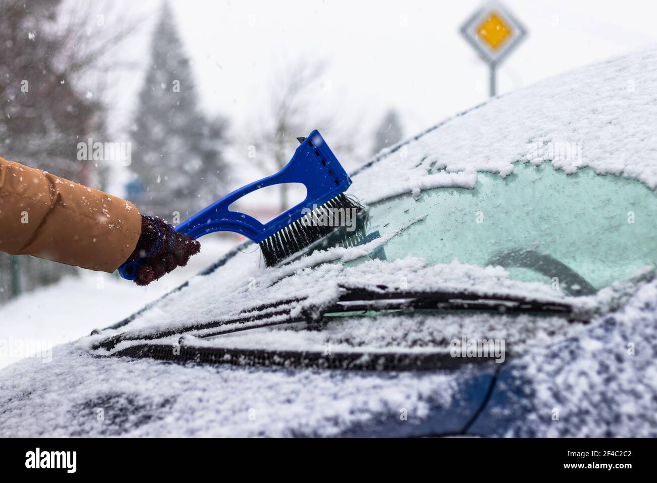 Reinigung eines eisigen Fensters an einem Auto mit Eiskratzer.  Schneeschaber. Kalt verschneit und frostig Morgen. Gefrorenes Autofenster  Stockfotografie - Alamy