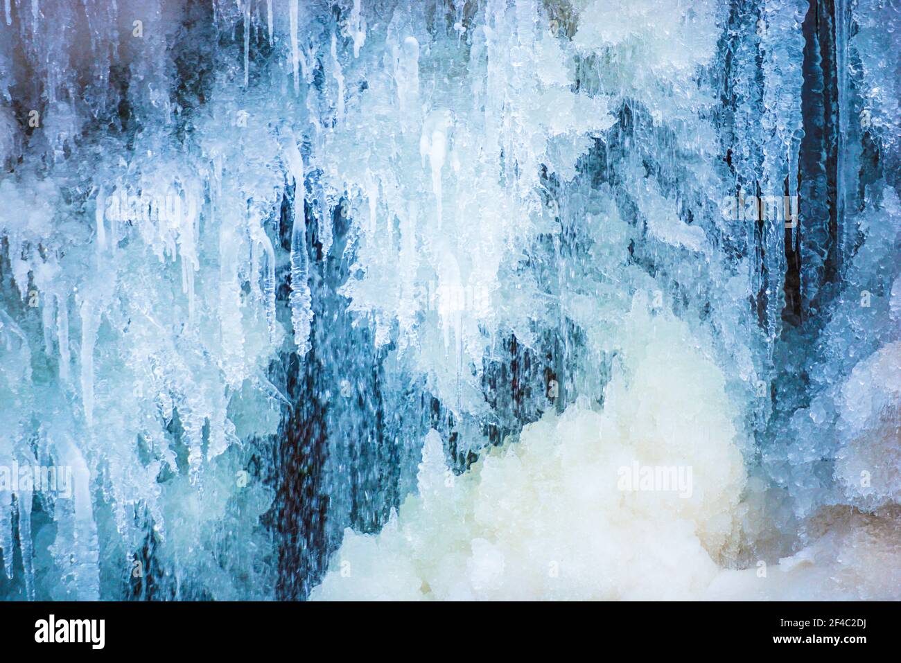 Gefrorene Eiszapfen im Winter Stockfoto