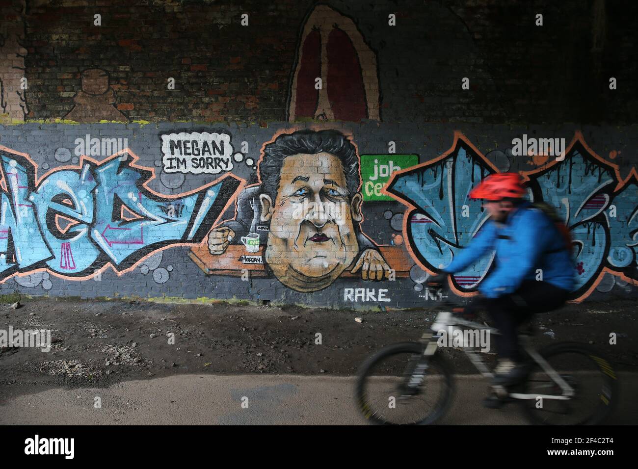 Graffiti-Kunst mit Piers Morgan im Job Center nach dem Verlassen der tv-Show Good Morning Britain. Gloucestershire. VEREINIGTES KÖNIGREICH Stockfoto