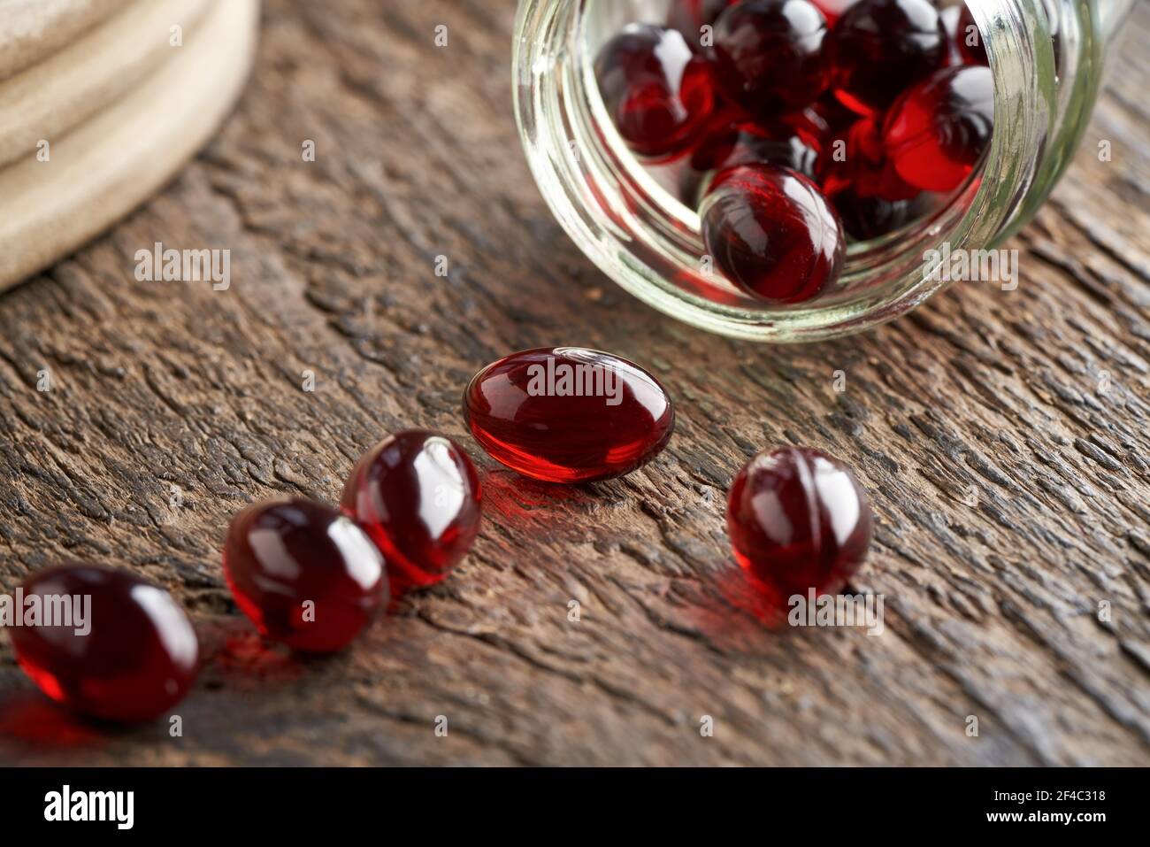 Krill Öl Pillen auf einem rustikalen Holztisch Stockfoto