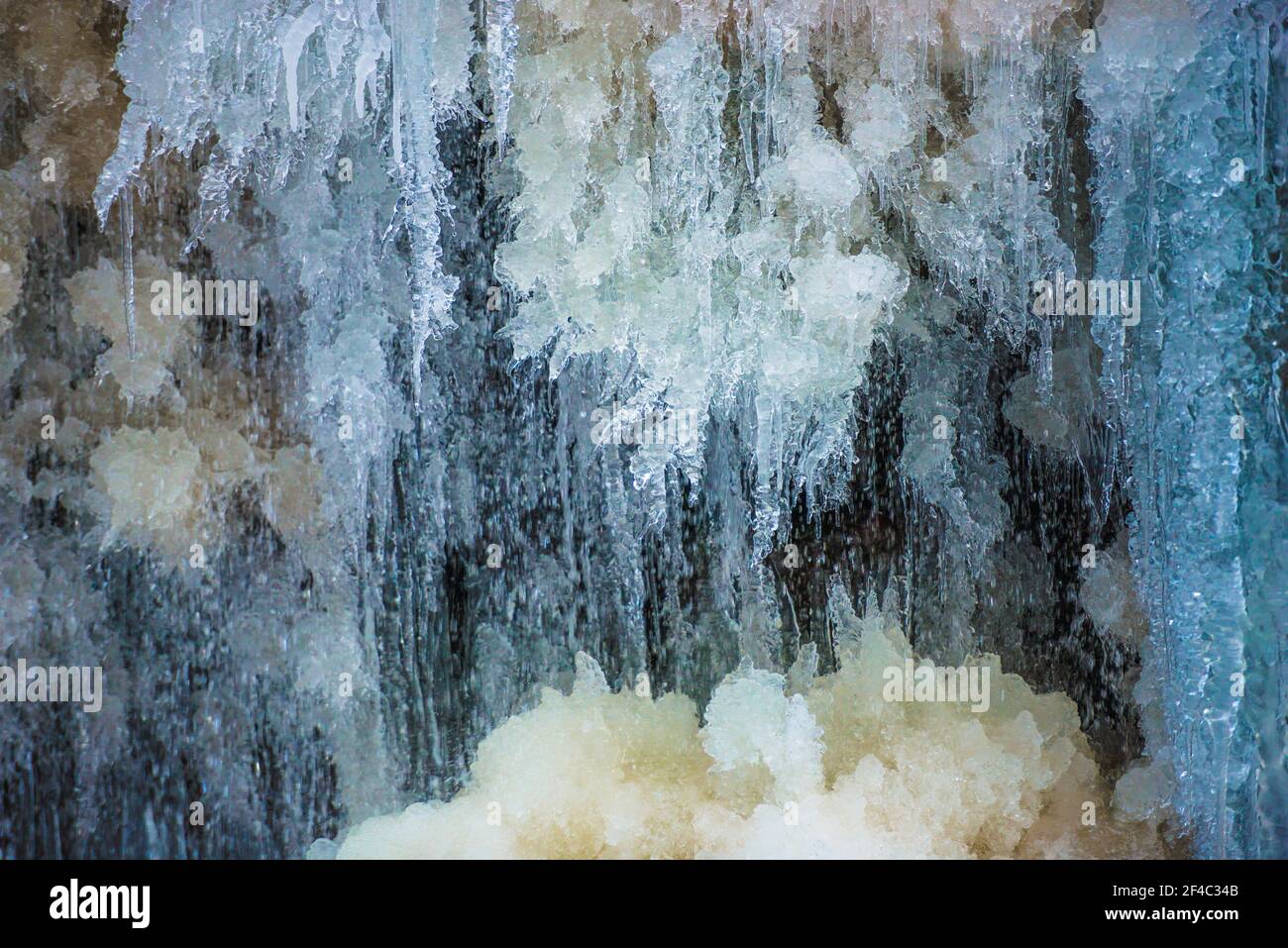 Gefrorene Eiszapfen im Winter Stockfoto