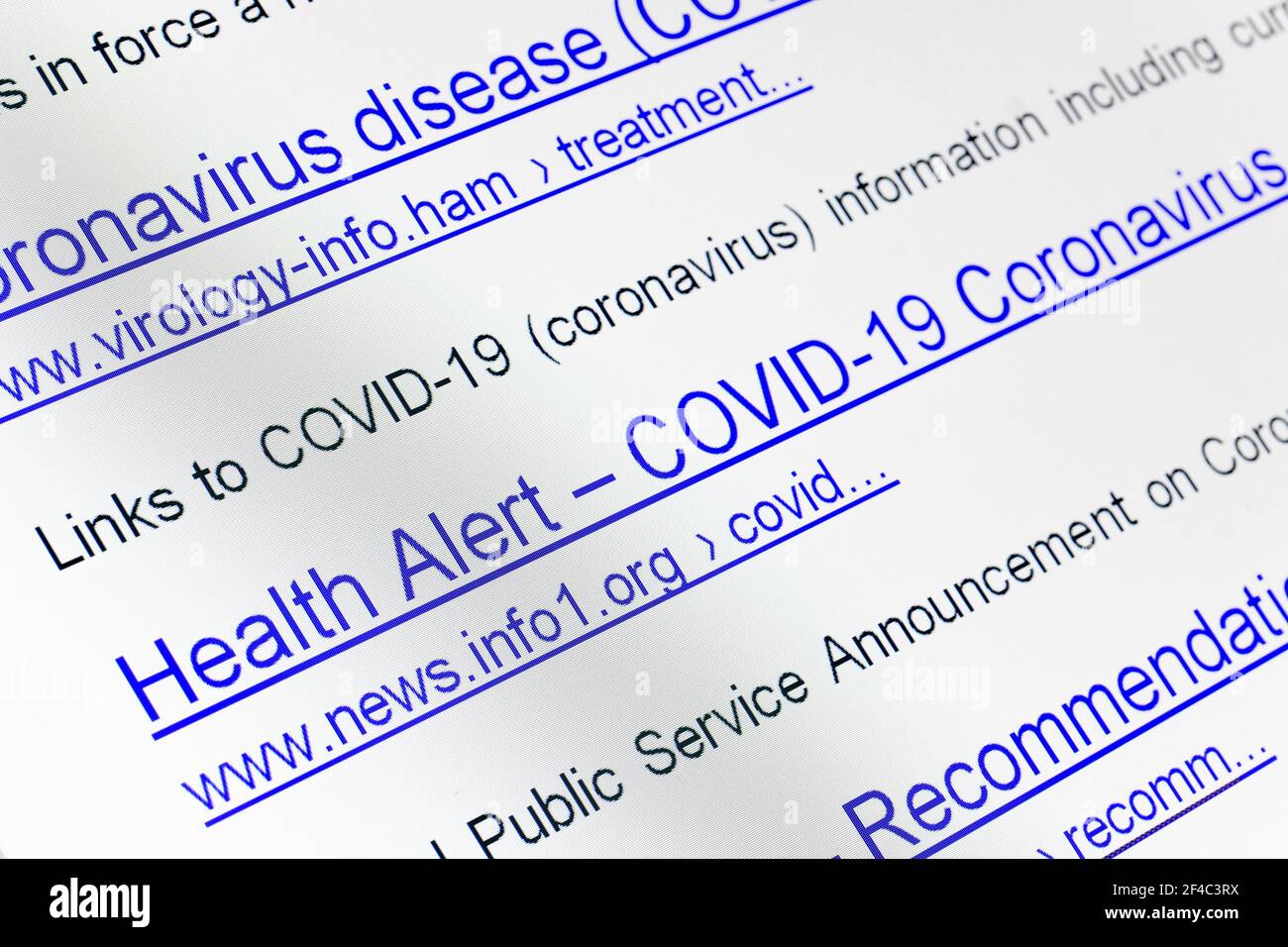 Internet-Suchergebnisse für Coronavirus mit den Links von imaginären nicht vorhandenen Websites auf dem Display, close up. Stockfoto