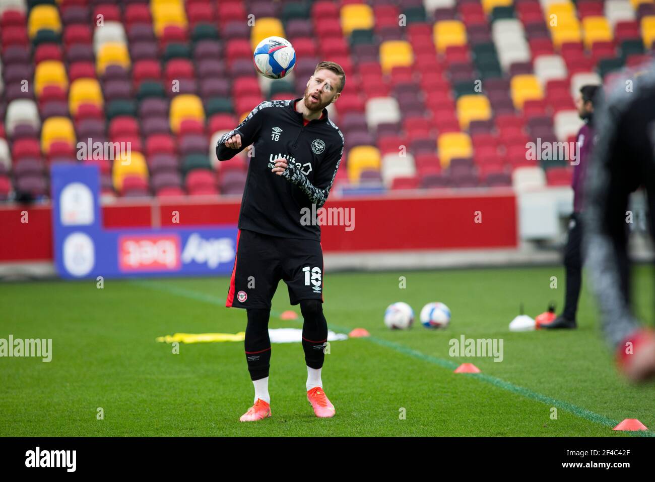 LONDON, GROSSBRITANNIEN. MÄRZ 20th : Pontus Jansson von Brentford erwärmt sich während des Sky Bet Championship Spiels zwischen Brentford und Nottingham Forest im Brentford Community Stadium, Brentford am Samstag, 20th. März 2021. (Quelle: Federico Maranesi, Mi News) Stockfoto